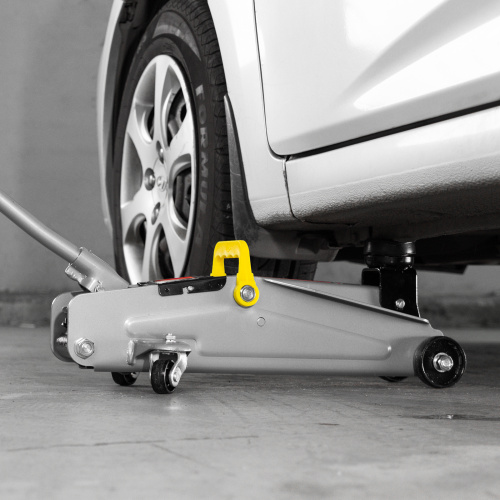 Домкрат гидравлический подкатной, 2 т, высота подъема 135-385 мм, в пластиковый кейсе Matrix по ценам производителя в Уфе с доставкой по всей России