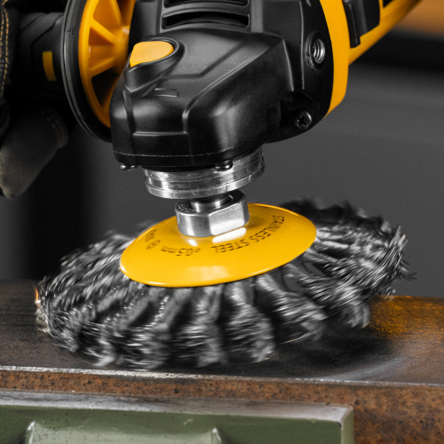 Щетка для УШМ, 125 мм, "Тарелка", крученая нержавеющая проволока 0.5 мм, М14 Denzel по ценам производителя в Уфе с доставкой по всей России