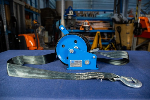 Лебедка ручная барабанная с лентой  0,5т 20 м оцинкованная TOR LHW по ценам производителя в Уфе с доставкой по всей России
